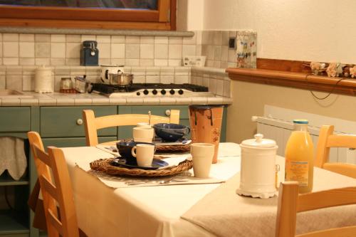 费尼斯B&B Lo Tatà的厨房配有桌子和桌布