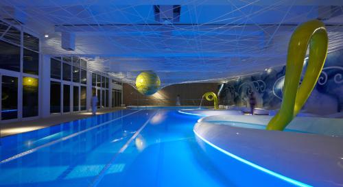 古比奥艾卡普契尼公园酒店的一座带游泳池的建筑