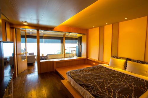 仁爱乡五里坡民宿的一间卧室设有一张床和一个大窗户