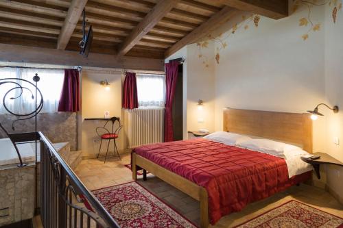 圣马力诺波士乡村旅馆的一间卧室配有一张带红色毯子的大床