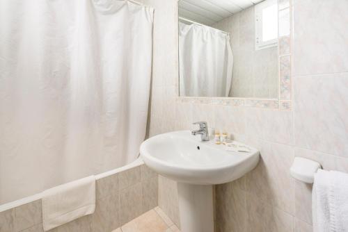 圣安东尼奥Hotel Florencio Ibiza的白色的浴室设有水槽和镜子