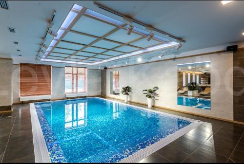 KotarkolRufus Lodge的一个带天花板的房间的大型游泳池