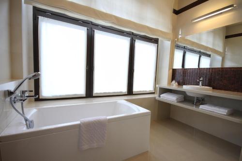 戈卢布-多布任瓦班克酒店的带浴缸的浴室和窗户。