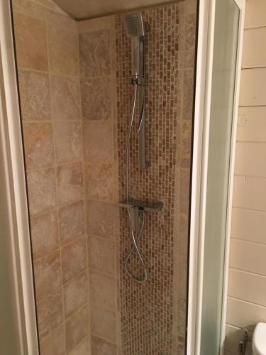 格里莫chalet golfe de st tropez的浴室内配有淋浴和头顶淋浴