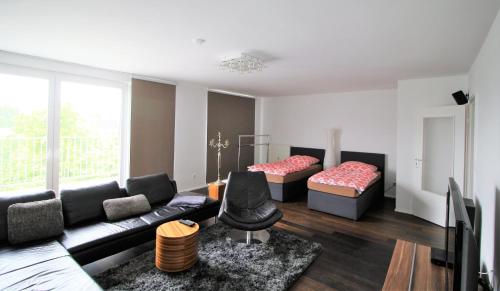 科隆Dorya am Ring的客厅配有沙发和1张床