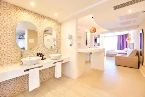 帕尔马海滩马略卡岛磨坊湾酒店 - 仅限成人的一间客房内带两个盥洗盆的浴室