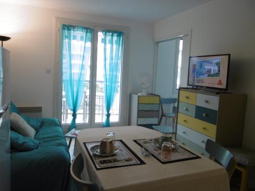 滨海沃博泰拉克公园公寓的客厅配有桌子和沙发