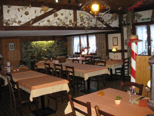 坎德施泰格斯派切尔膳食公寓酒店的一间在房间内配有桌椅的餐厅