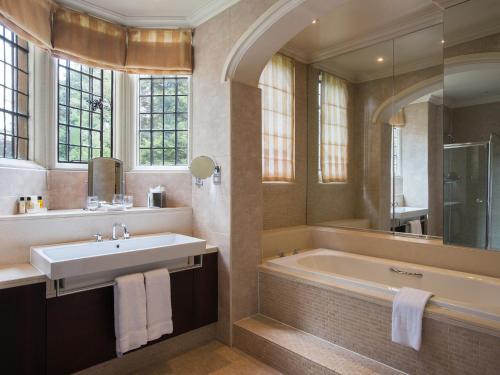 布罗肯赫斯特精选莱尼菲尔德别墅酒店的带浴缸、水槽和镜子的浴室