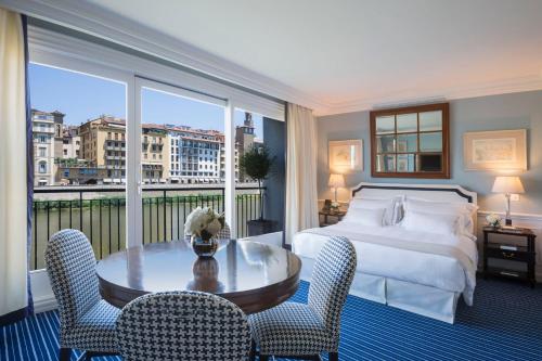 佛罗伦萨伦加诺酒店 - 伦加诺精选的酒店客房带一张床、一张桌子和椅子