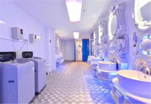 珠海Zhuhai Dreamers Capsule Hotel的客房内设有带水槽和卫生间的浴室