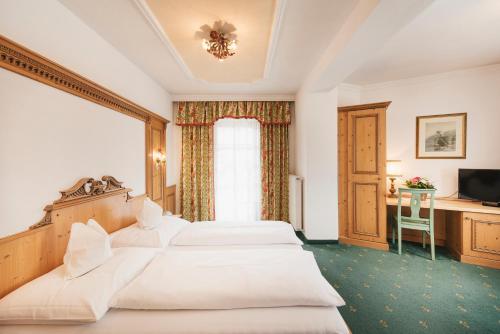 施图拜河谷新施蒂夫特Hotel Hoferwirt的酒店客房设有两张床和电视。