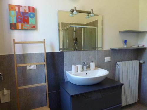曼托瓦B&B Il Melograno的一间带水槽和镜子的浴室