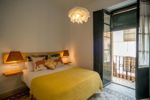塞维利亚Eva Recommends Casa Gerona的一间卧室配有一张黄色毯子床