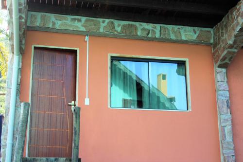 维奥康德马奥Suite JC的房子的门和窗户