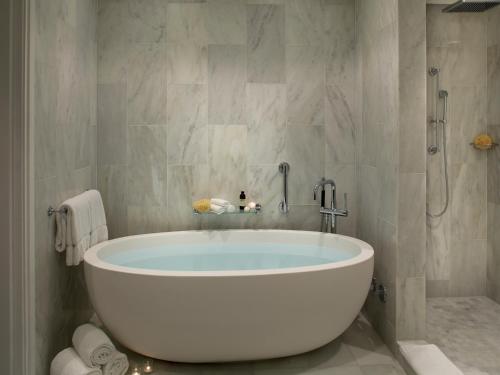 比佛利山庄伦敦西好莱坞酒店的一间浴室
