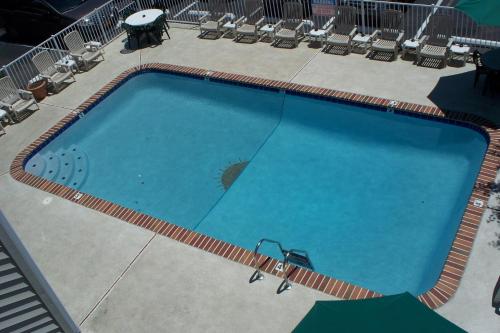 希塞德高地日出汽车旅馆的游泳池顶部美景,设有椅子