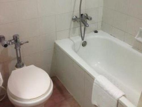合艾合艾美丽殿酒店的浴室配有卫生间、白色浴缸和卫生间。