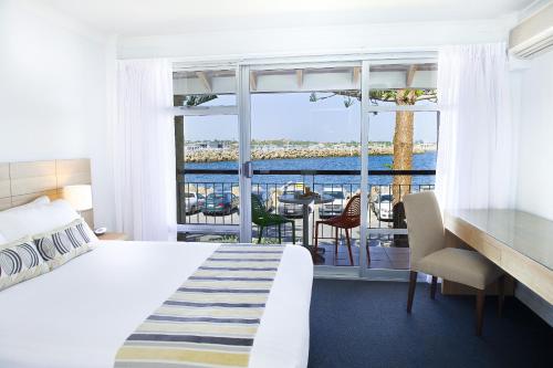 弗里曼特弗里曼特尔公寓的酒店客房设有一张床,享有海景。