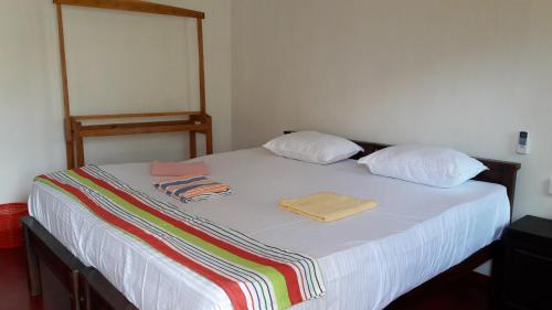 阿鲁甘湾The Bavarian Resort的一张带两条毛巾和两个枕头的床