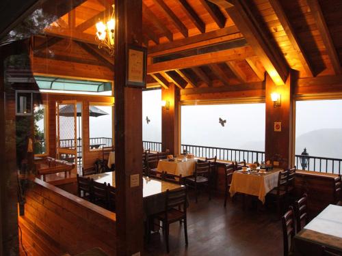 仁爱乡五里坡民宿的用餐室设有桌椅和窗户。