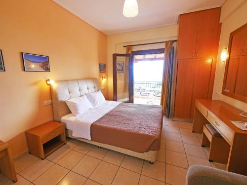 卡拉内拉卡拉挪拉全景公寓式酒店的配有一张床和一张书桌的酒店客房