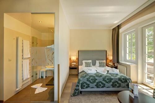 施内贝格山麓普赫贝格舒尼贝尔格霍夫酒店的一间卧室配有一张床和一面大镜子