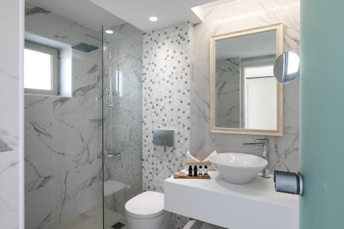 科斯镇White Pearls-Adults Only Luxury Suites的一间带水槽和淋浴的浴室