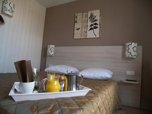 卢瓦尔河畔蒙路易蒙特罗尔酒店的卧室床上的食品托盘