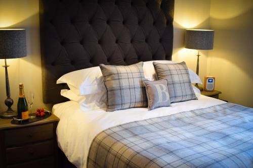 亚历山德里亚Benoch Lomond Castle的一间卧室配有一张大床和大床头板