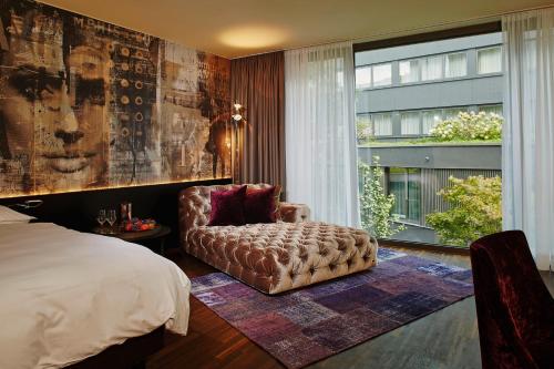 萨沃伊酒店客房内的一张或多张床位