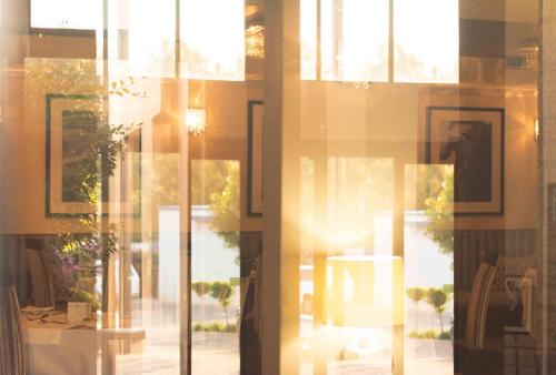 比勒陀利亚蓝钻精品酒店的透过建筑的玻璃窗欣赏美景