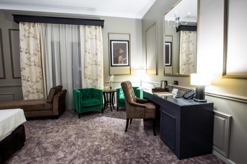 康斯坦察半岛精品酒店的配有一张床和一张书桌的酒店客房