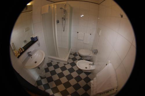马焦雷堡Antica Locanda Il Sole的一间带两个盥洗盆、淋浴和两个卫生间的浴室