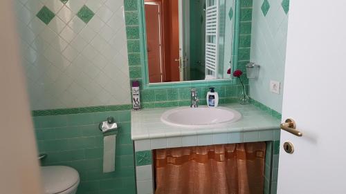 雷杰洛卢克雷齐亚别墅的一间带水槽和镜子的浴室