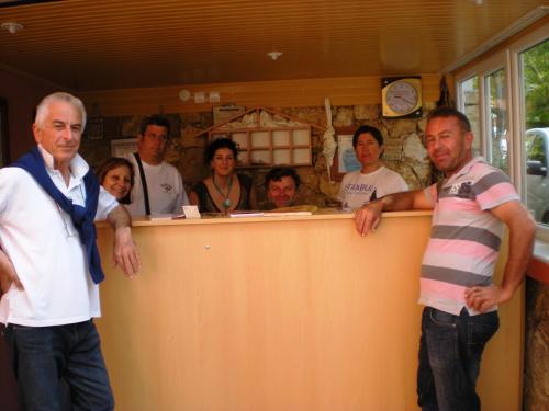 帕莫卡莱圣特特拉斯酒店的一群人站在柜台旁