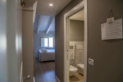 马泰拉Tenuta Danesi & Bubble Rooms的客房内设有带卫生间和盥洗盆的浴室