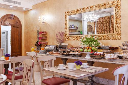维罗纳帝国旅馆的一间带桌子和镜子的用餐室