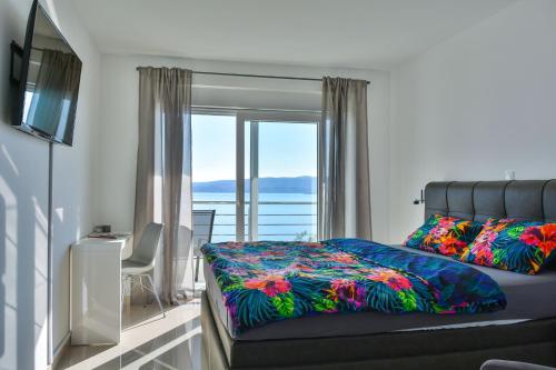 塞尼Apartments & Rooms Kata - Adults Only的一间卧室配有一张床,享有海景