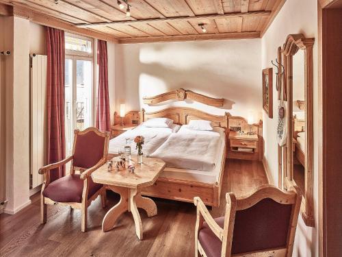 翁根舍内格酒店的卧室配有一张床和一张桌子及椅子