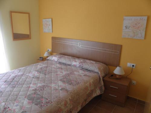 San JorgeNaturaleza y Golf的一间卧室配有一张带大床头板的床