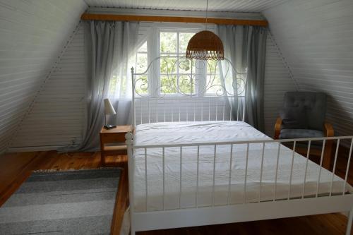 MuratsiTinore Holiday Home的卧室配有白色的床和窗户。