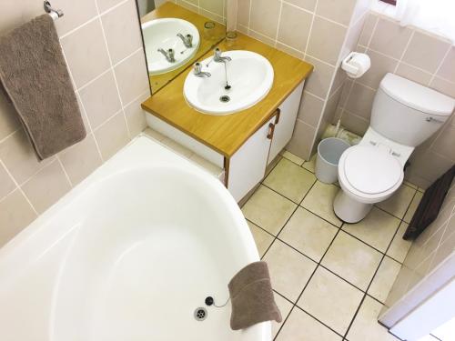 马盖特Dumela Margate Flat No 4的带浴缸、卫生间和盥洗盆的浴室