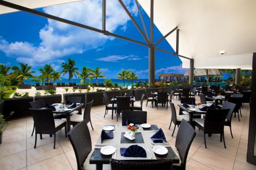 玛娜岛玛那岛Spa度假酒店-斐济的一间带桌椅的海景餐厅