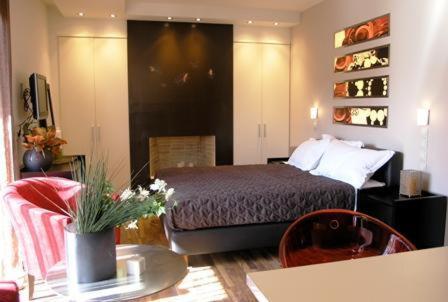 雅典雅典海比泰特酒店的一间卧室配有一张床和一张桌子及椅子