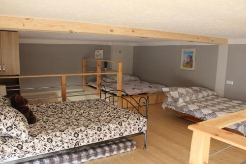 斯托尼拉斯奇Apartamenty Górskie的客房设有两张双层床和一张沙发。