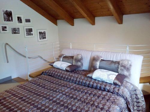 博尔戈马内罗Relais Profumo di Vino的一间卧室配有一张带两个枕头的床