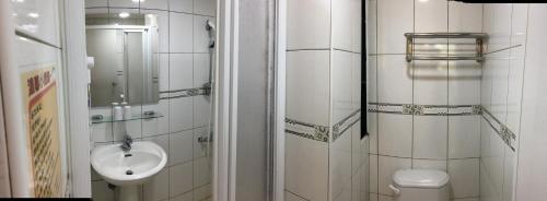 鱼池乡救国团日月潭青年活动中心 的白色的浴室设有水槽和卫生间。