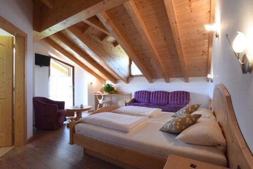 卡瓦莱塞阿格利塔马索卡密拉酒店的一间卧室设有一张床和木制天花板