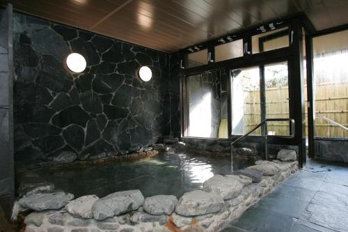 京都岚月旅馆的石墙房里的水池